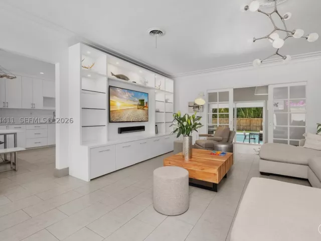 Продажа дома по адресу 831 NE 109th St - фото 9355173
