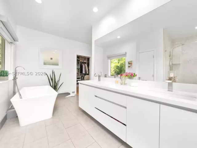 Продажа дома по адресу 831 NE 109th St - фото 9355193