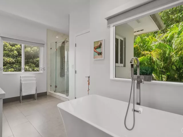 Продажа дома по адресу 831 NE 109th St - фото 9355194