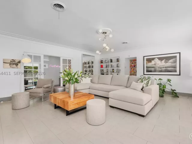 Продажа дома по адресу 831 NE 109th St - фото 9355170
