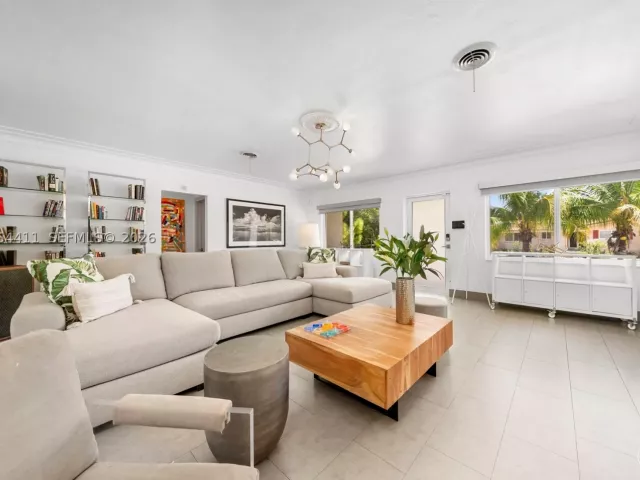 Продажа дома по адресу 831 NE 109th St - фото 9355171