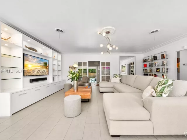 Продажа дома по адресу 831 NE 109th St - фото 9355172
