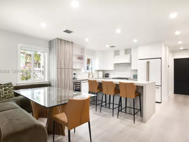 Продажа дома по адресу 1353 Van Buren St - фото 9344473