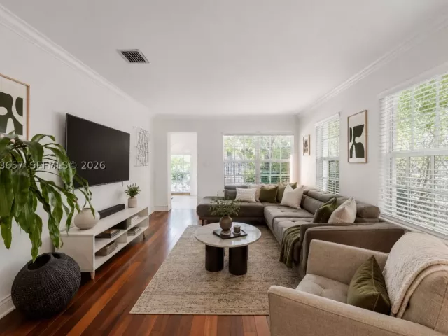 Продажа дома по адресу 530 NW 31st Av - фото 9349702