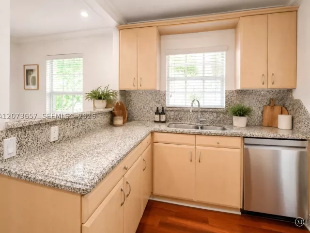 Продажа дома по адресу 530 NW 31st Av - фото 9349699