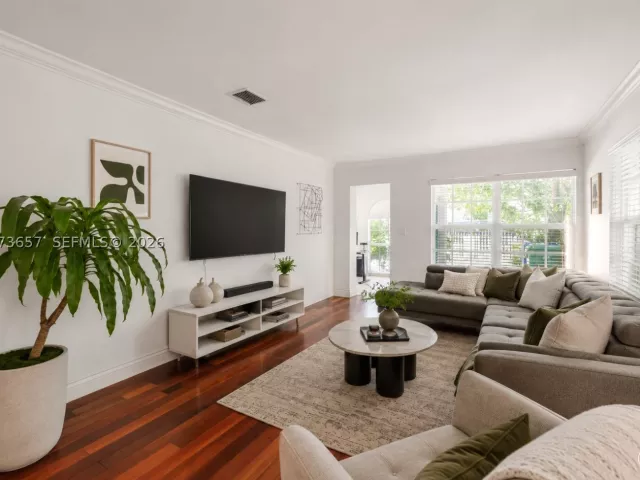 Продажа дома по адресу 530 NW 31st Av - фото 9349701