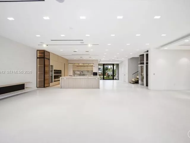 Продажа дома по адресу 3318 NE 16TH Place - фото 9376304