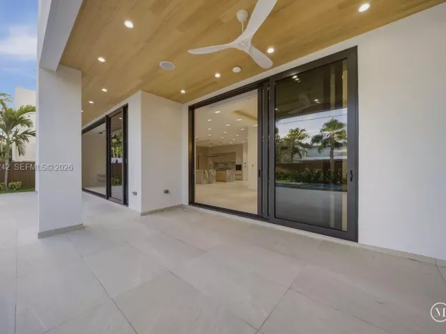 Продажа дома по адресу 3318 NE 16TH Place - фото 9376307