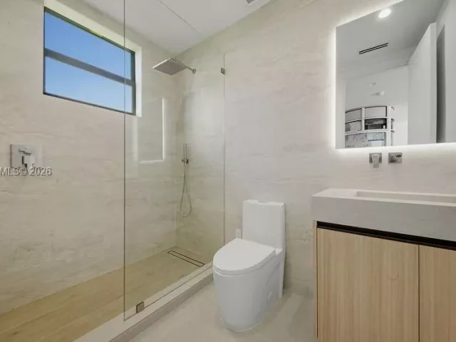 Продажа дома по адресу 3318 NE 16TH Place - фото 9376312