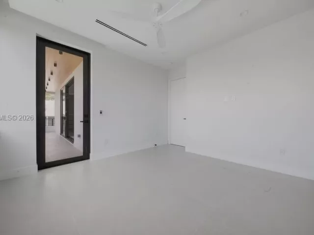Продажа дома по адресу 3318 NE 16TH Place - фото 9376314