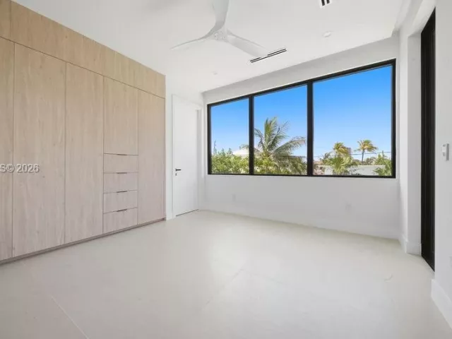 Продажа дома по адресу 3318 NE 16TH Place - фото 9376319
