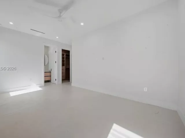 Продажа дома по адресу 3318 NE 16TH Place - фото 9376321