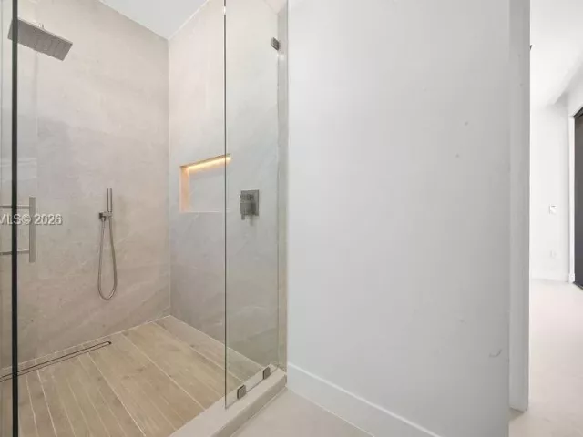 Продажа дома по адресу 3318 NE 16TH Place - фото 9376327