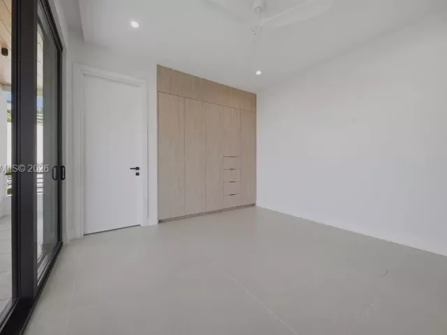 Продажа дома по адресу 3318 NE 16TH Place - фото 9376330