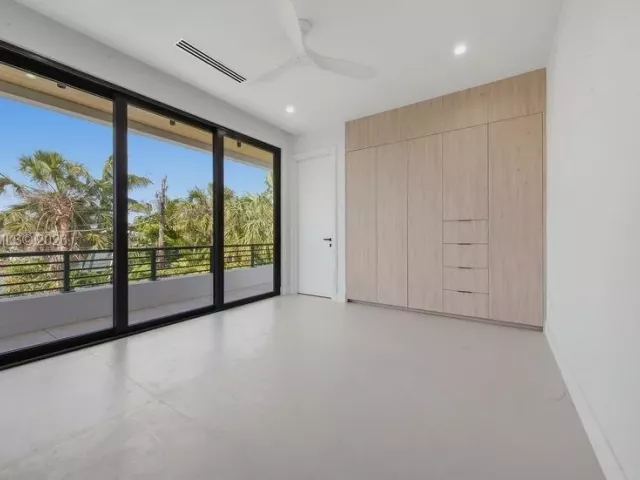 Продажа дома по адресу 3318 NE 16TH Place - фото 9376331
