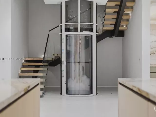 Продажа дома по адресу 3318 NE 16TH Place - фото 9376296