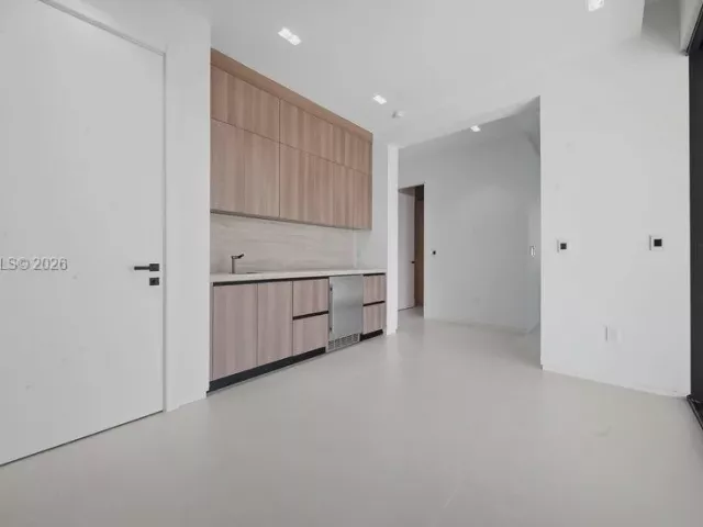 Продажа дома по адресу 3318 NE 16TH Place - фото 9376333