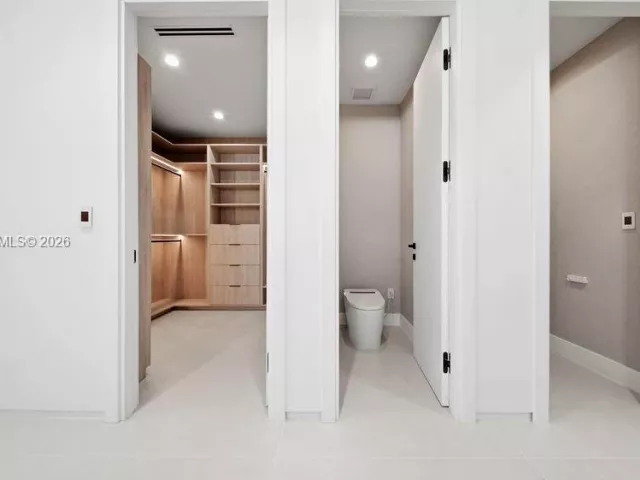 Продажа дома по адресу 3318 NE 16TH Place - фото 9376341