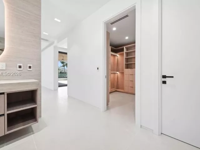 Продажа дома по адресу 3318 NE 16TH Place - фото 9376342