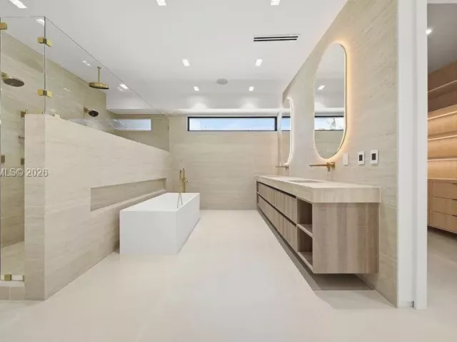 Продажа дома по адресу 3318 NE 16TH Place - фото 9376343
