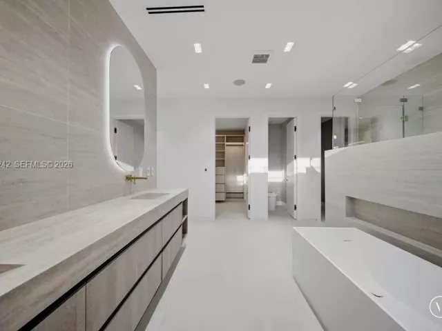 Продажа дома по адресу 3318 NE 16TH Place - фото 9376351