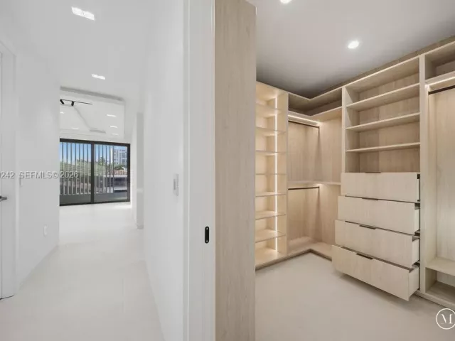 Продажа дома по адресу 3318 NE 16TH Place - фото 9376355