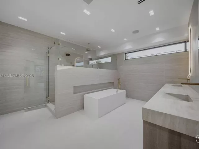 Продажа дома по адресу 3318 NE 16TH Place - фото 9376356