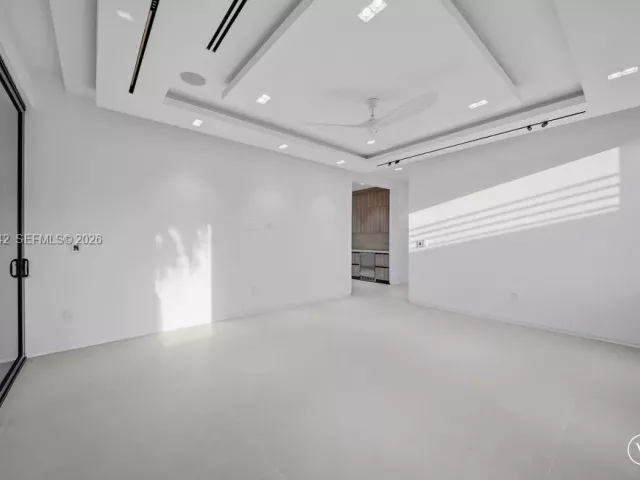 Продажа дома по адресу 3318 NE 16TH Place - фото 9376357