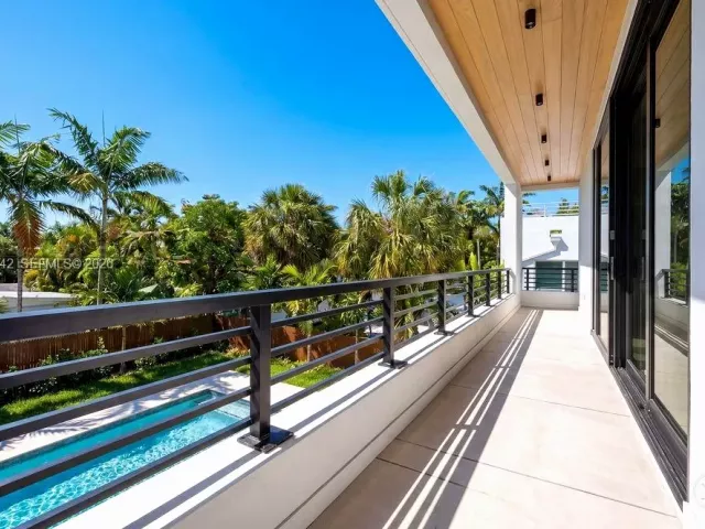 Продажа дома по адресу 3318 NE 16TH Place - фото 9376359
