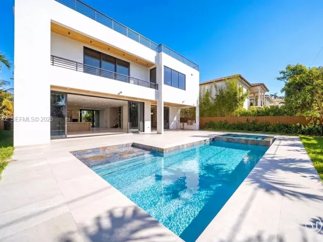 Продажа дома по адресу 3318 NE 16TH Place - фото 9376362