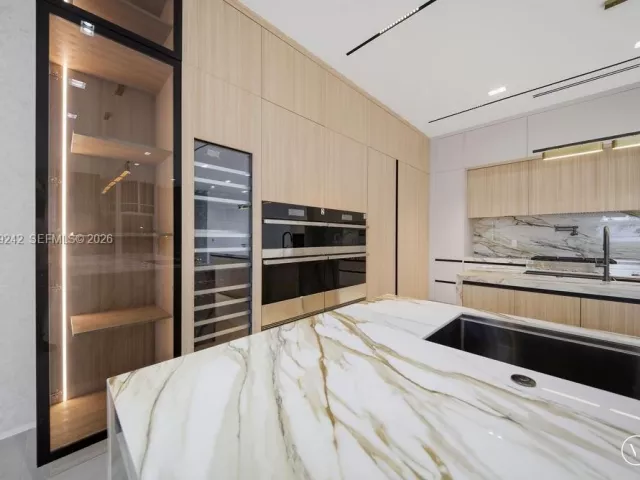Продажа дома по адресу 3318 NE 16TH Place - фото 9376300