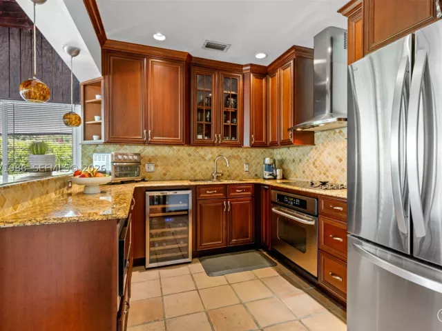 Продажа дома по адресу 2831 SW 21st Ter - фото 9346262