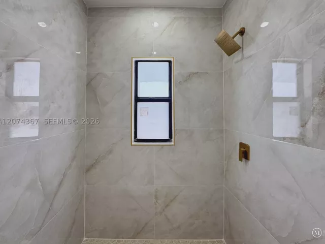 Продажа дома по адресу 1300 NW 42nd St - фото 9346296