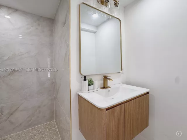 Продажа дома по адресу 1300 NW 42nd St - фото 9346300