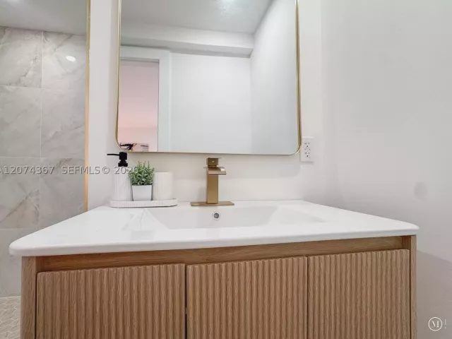 Продажа дома по адресу 1300 NW 42nd St - фото 9346301