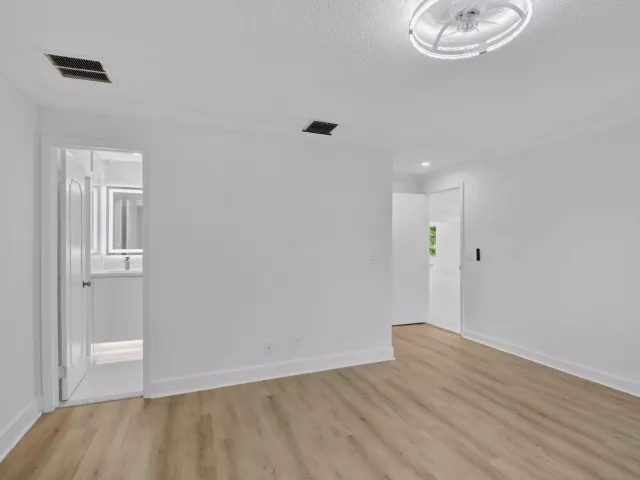 Продажа дома по адресу 4599 BRADY Boulevard - фото 9354069