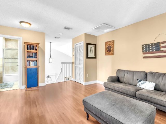 Продажа дома по адресу 420 NW 188TH Terrace - фото 9422693