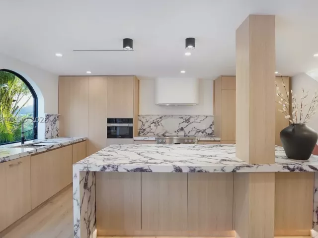 Продажа дома по адресу 2311 SW 5th Ave - фото 9347631
