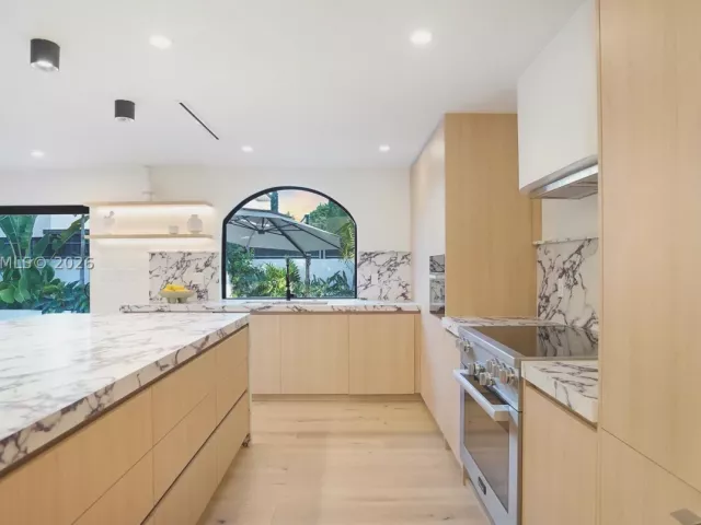 Продажа дома по адресу 2311 SW 5th Ave - фото 9347632
