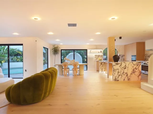 Продажа дома по адресу 2311 SW 5th Ave - фото 9347634