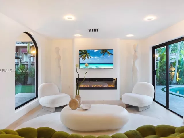 Продажа дома по адресу 2311 SW 5th Ave - фото 9347635