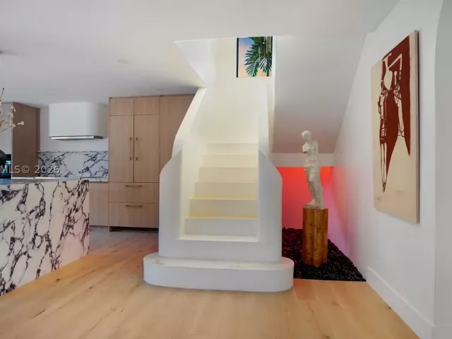 Продажа дома по адресу 2311 SW 5th Ave - фото 9347636