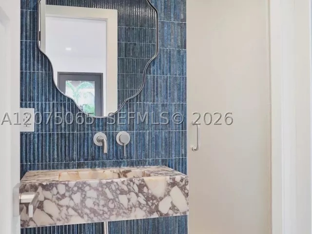 Продажа дома по адресу 2311 SW 5th Ave - фото 9347637