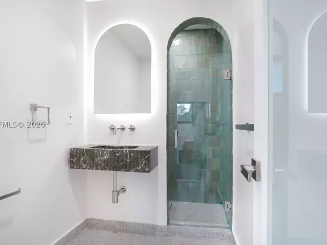Продажа дома по адресу 2311 SW 5th Ave - фото 9347644