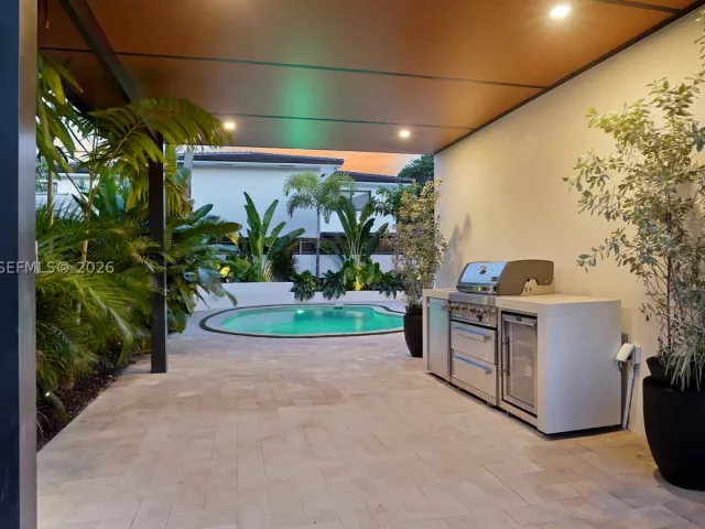 Продажа дома по адресу 2311 SW 5th Ave - фото 9347648