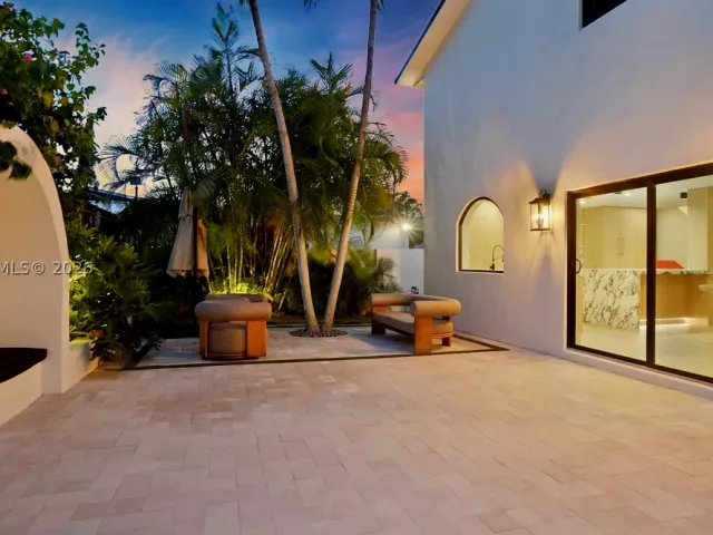 Продажа дома по адресу 2311 SW 5th Ave - фото 9347649