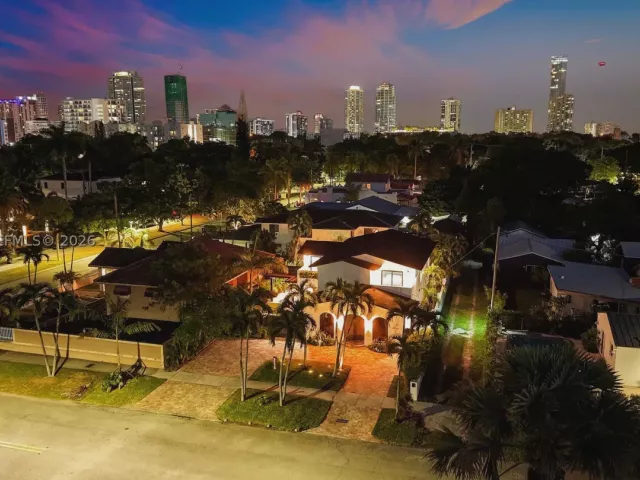 Продажа дома по адресу 2311 SW 5th Ave - фото 9347651