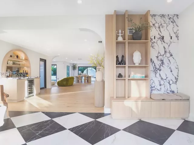 Продажа дома по адресу 2311 SW 5th Ave - фото 9347627