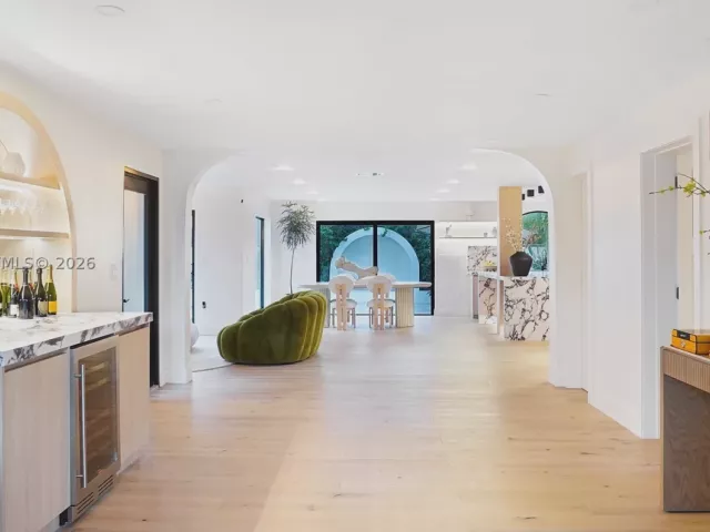 Продажа дома по адресу 2311 SW 5th Ave - фото 9347629