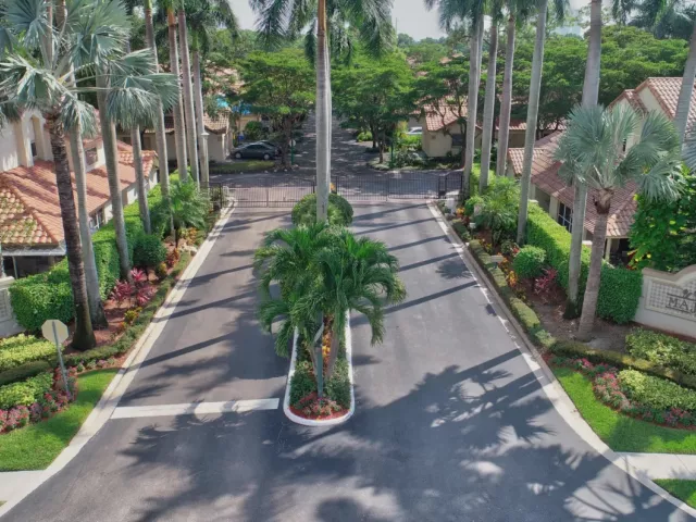 Продажа дома по адресу 5158 MAJORCA CLUB Drive - фото 9368329